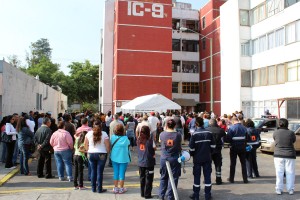 Vecinos participaron en el simulacro de sismo en la unidad habitacional Rosendo Salazar.