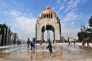 Las fuentes bailarinas sirve de marco al Monumento a la Revolución.