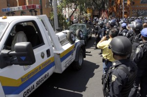Realizan operativo para limpiar calles en la colonia Ex-Hipódromo de Peralvillo.