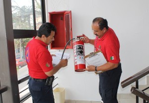 Personal de Protección Civil de Cuajimalpa verifica el estado de extinguidores.