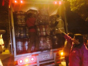 Entregan cobijas a familias afectadas en Cuajimalpa.
