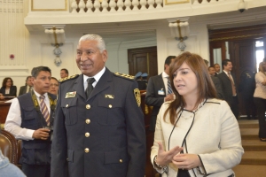 El jefe de bomberos del DF, Raúl Esquivel y la diputada local, Gabriela Salido.