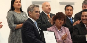 Transitar en sentido contrario, lo único que ocasionaría sería poner en entredicho la renovación de los poderes públicos