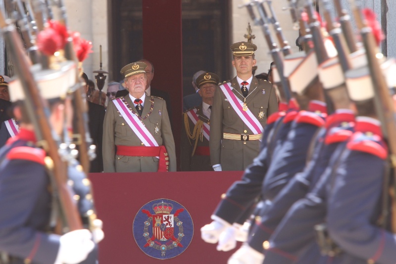 Este día don Juan Carlos y don Felipe aparecieron por primera vez en un acto público luego de la abdicación. FOTOS: CASA REAL.