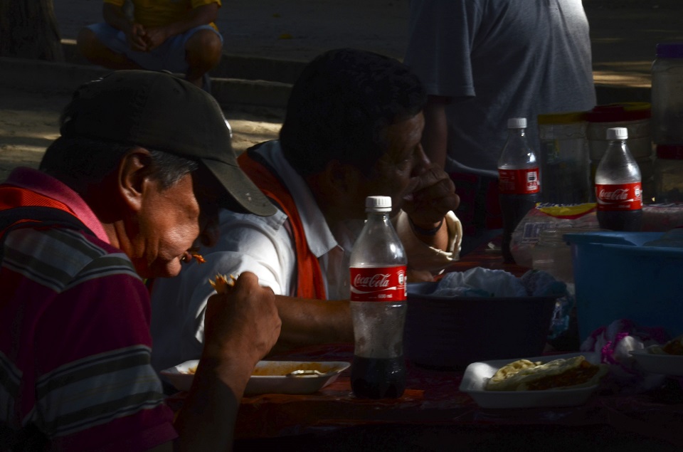 Una sola persona se puede tomar un refresco de dos litros en la comida, sustituyendo al agua y a la leche. FOTOS: CUARTOSCURO.