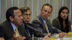 Zambrano dijo estar preocupado por la decisión de Gustavo Madero de que los legisladores panistas sean libres a la hora de votar en el Senado (Foto Cuartoscuro)