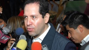 Aprovechó el momento de fiesta para enviar una felicitación a todos los papás mexiquenses