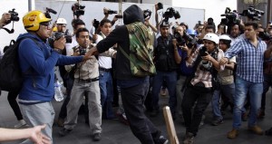 Más de 50 jóvenes “anarquistas” realizaron actos violentos