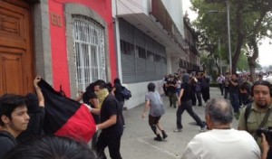 Se enfrentaron a fotógrafos y periodistas que cubren la manifestación