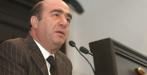 Debe contestar cómo es posible que después de 53 días de arraigo, sólo encontró elementos para consignarlo por un delito menor