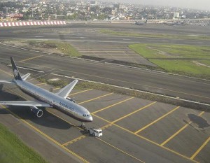 EL NUEVO aeropuerto absorberá una inversión de 120 mil millones de pesos Foto Archivo