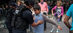 NIEGA la CDHDF atenció a quejas por revisión a menores de edad por parte de policías federales en el Zócalo Foto Carlos Echegoyen/Somoselmedio