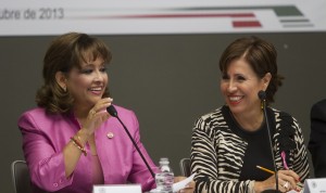 La senadora Lorena Cuéllar Cisneros con Rosario Robles (Foto Cuartoscuro)
