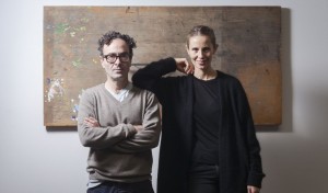 José Kuri y Mónica Manzutto, delante de una obra del artista eslovaco Roman Ondák.