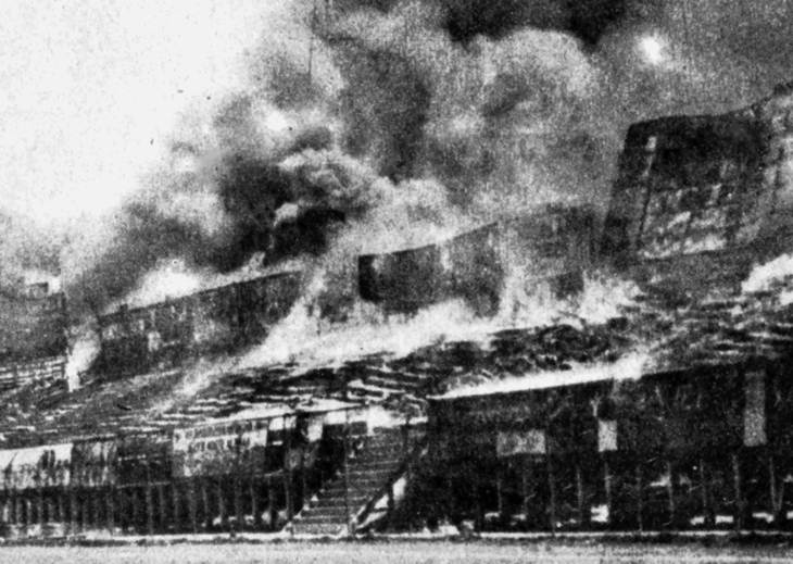 El histórico incendio del estadio de futbol del Parque Asturias, el domingo 26 de marzo de 1939.