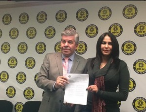 Dione Anguiano y Raúl Flores en la entrega de solicitud para pruebas de control de confianza Foto: Twitter @DioneAnguianoF