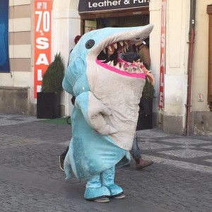 “Atención, internet: Ya no tienes que lucir más un traje con el de este sujeto”, publicó la cantante Foto: Twitter @KatyPerry