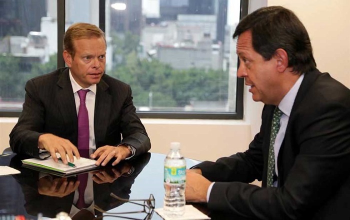 Arturo Escobar se reunió ayer con Roberto Campa Foto: Reforma