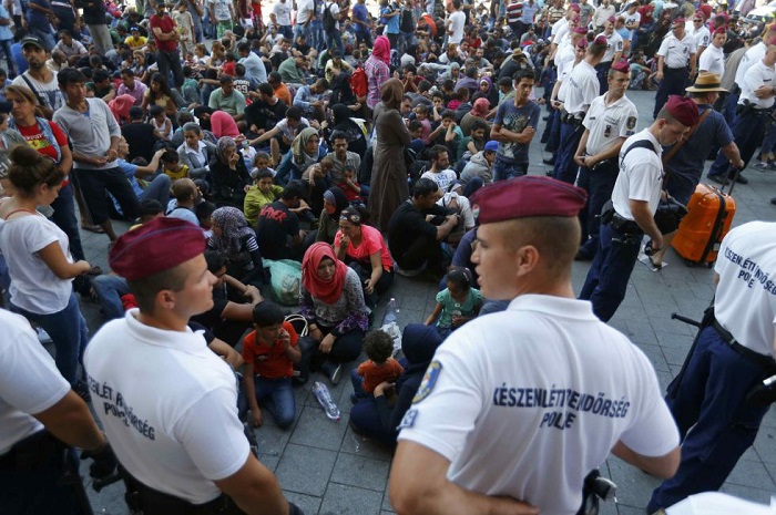 Refugiados esperan en el exterior de la estación de tren de Budapest. Foto: Reuters