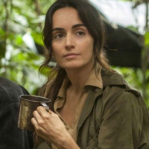 En esta imagen difundida por Netflix, Ana de la Reguera encarna a Elisa en una escena de "Narcos". (Netflix via AP)