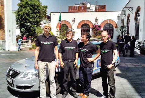 Raúl Rojas y su equipo de la Universidad Libre de Alemania