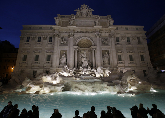 Miles de turistas e italianos asistieron a la apertura de la ceremonia.