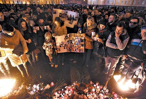 Familiares de las 277 víctimas del avión les rindieron homenaje.