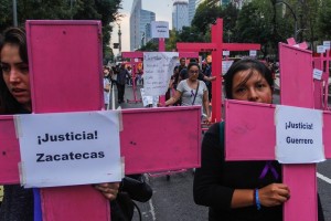 MÉXICO, D.F., 25NOVIEMBRE2015.- Decenas de mujeres de distintas organizaciones y partidos políticos marcharon del Ángel de la Independencia en protesta contra la violencia hacia las mujeres que ocurre en el país y principalmente en el Estado de México. FOTO: ENRIQUE ORDÓÑEZ /CUARTOSCURO.COM