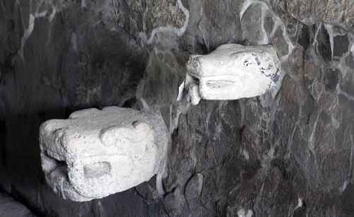 El Cuauhxicalco es una plataforma circular con cabezas de serpiente sobre la que se realizaban sacrificios al pie del Templo Mayor Fotos: El Universal