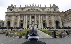 Investigadores financieros del Vaticano sospechan que un departamento de la Santa Sede que supervisa inmuebles e inversiones fue usado en el pasado para posible lavado de dinero, uso de información privilegiada y manipulación del mercado, según un reporte visto por Reuters. Imagen de archivo con el Papa Francisco dando su bendición "Urbi et Orbi" en un balcón que da a la Plaza de San Pedro del Vaticano. 5 abril 2015. REUTERS/Alessandro Bianchi/Files