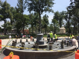 A diario se levantan de la Alameda Central 500 chicles masticados, pegados en los pasillos