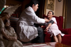 Más de 614 mil 470 familias de la Ciudad fueron atendidas en su hogar, en sólo 4 meses, por El Médico en tu Casa