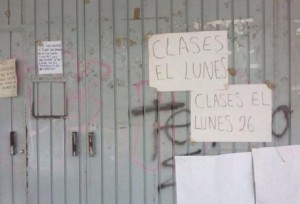 Llamado por medio de cartulinas a profesores, padres de familia y alumnos para reanudar las clases.