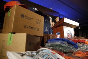 Confiscan mercancías piratas de la NFL.