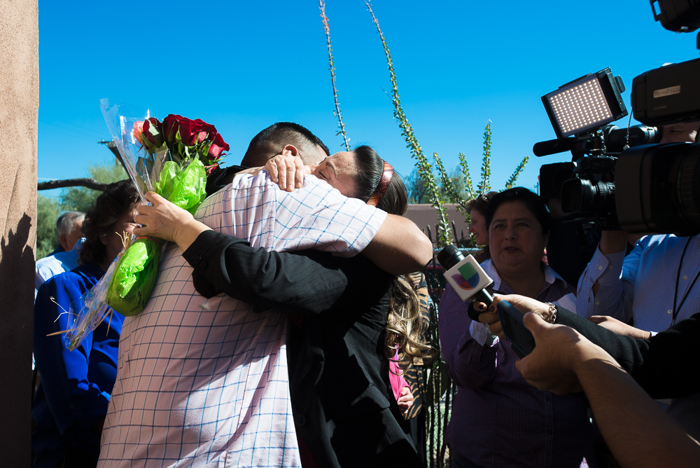Rosa Imelda y su esposo Gerardo Grijalva se abrazan después de que ella abandonara su refugio.