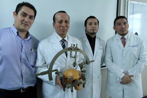 Médicos encargados de colocar el marcapasos cerebral en el Centro Médico Nacional 20 de Noviembre del ISSSTE Foto: La Jornada