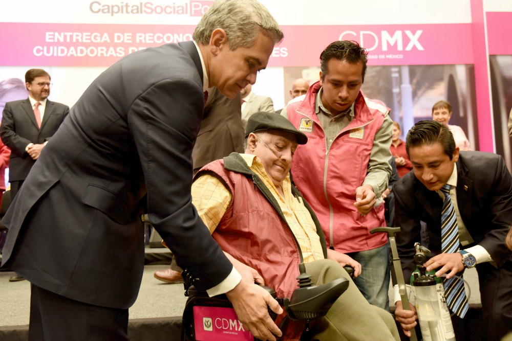 Mancer tambipen hizo entrega de aparatos auditivos y sillas de ruedas para adultos mayores.