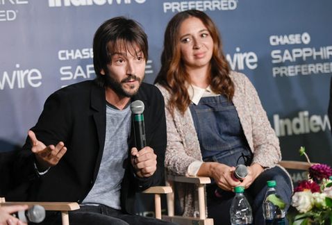 Diego Lona al lado de Maya Rudolph en la presentación.